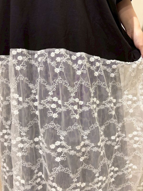 蕾絲透紗刺繡小花拼接棉質落肩洋裝 