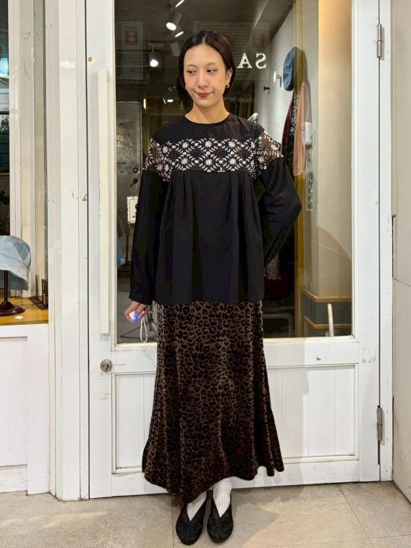 胸刺繡紗袖刺繡透紗拼接長袖娃娃上衣 