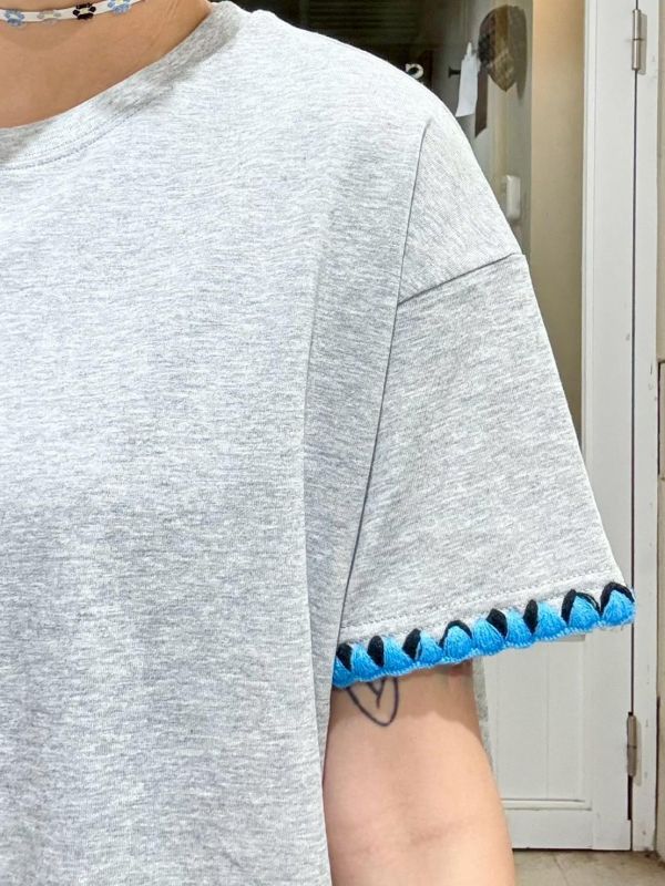 袖口撞色刺繡tee 