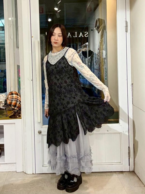 黑色滿版刺繡花下擺斜拼接花瓣邊吊帶背心 