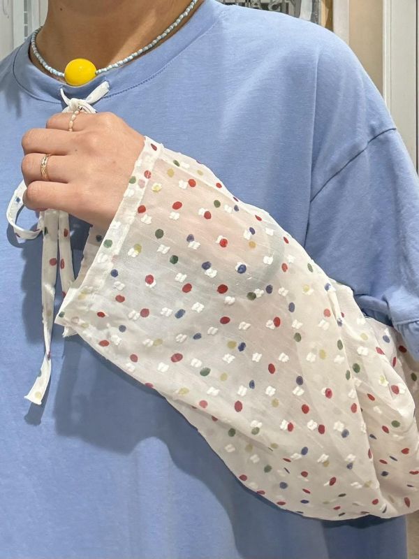 假兩件微透波點拼接袖木耳下擺上衣 