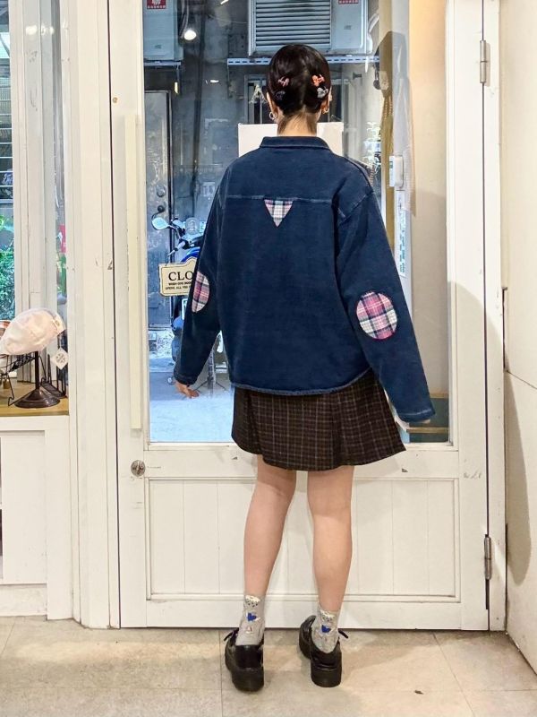短版牛仔布格紋拼接翻蓋大口袋上衣 