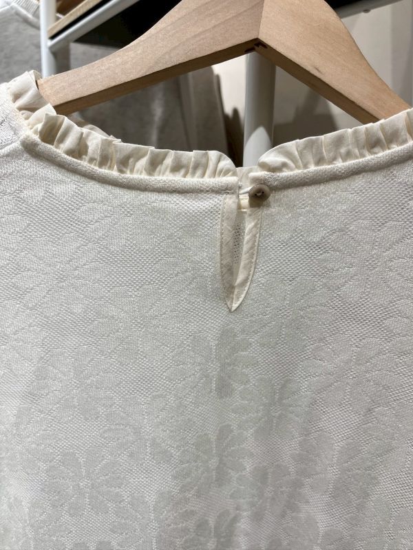 滿版立體花朵蕾絲雙層喇叭袖上衣 