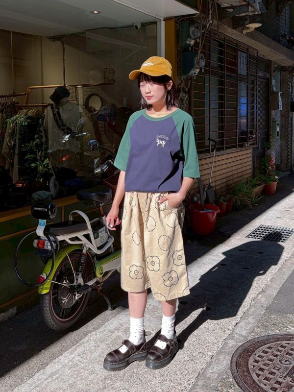 滿版立體撞色車線小花鬆緊腰五分褲 