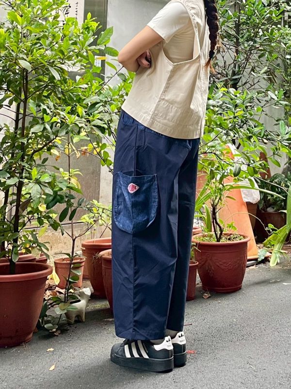 牛仔x刷刷布拼接立體口袋小布標鬆緊腰寬褲 