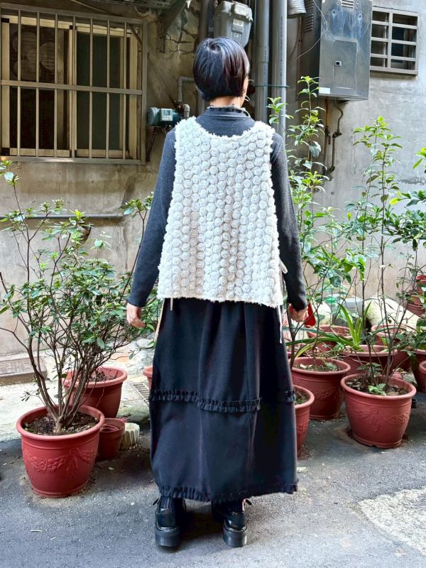 白色滿版立體玫瑰花兩側綁帶背心 