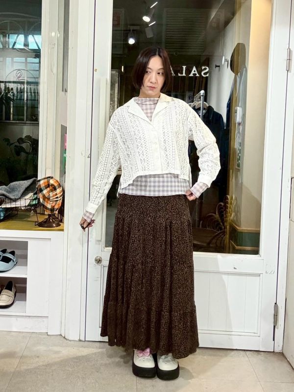 蕾絲簍空側開衩短板襯衫 