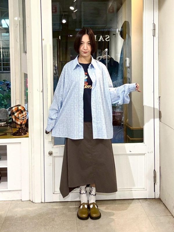 滿版花落肩寬版花形鈕扣襯衫 