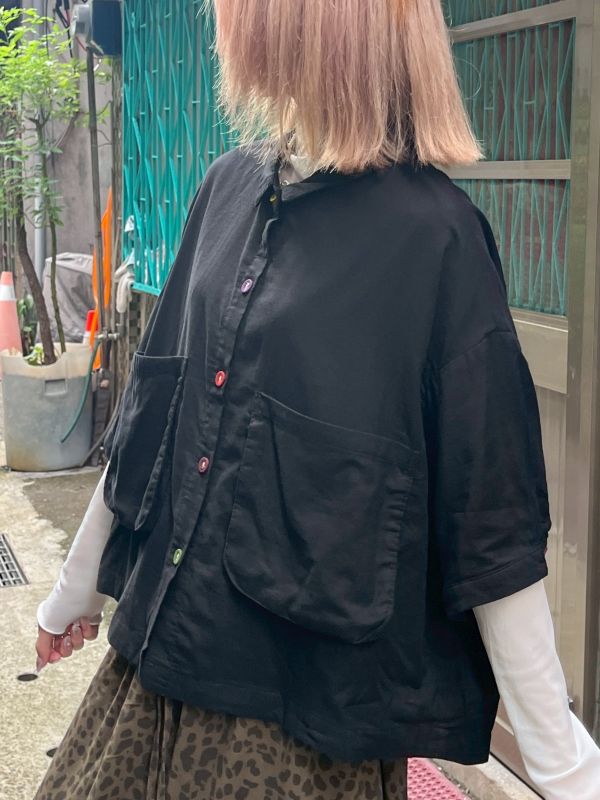 黑色彩扣雙口袋落肩襯衫 
