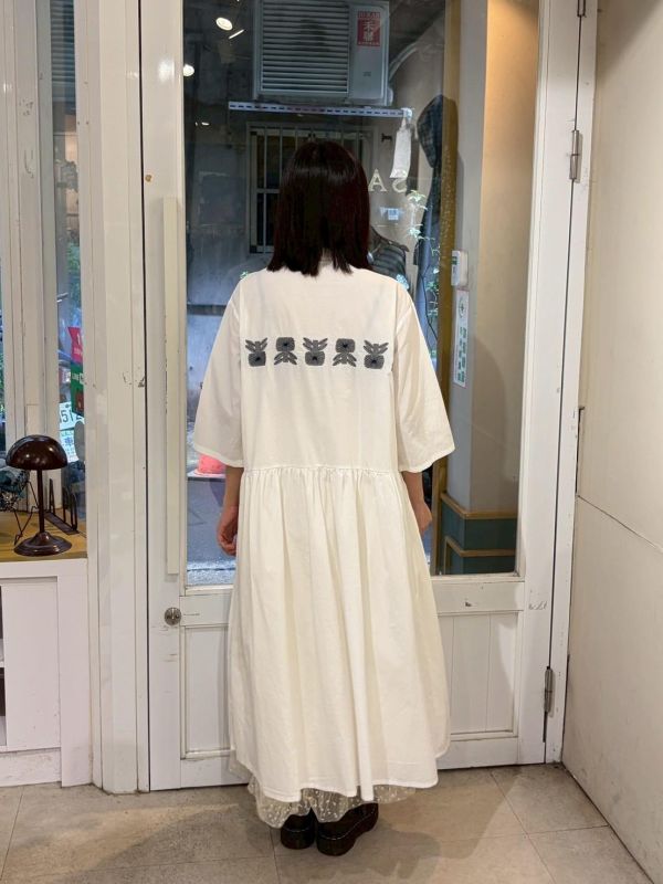 立體刺繡花朵排扣洋裝 
