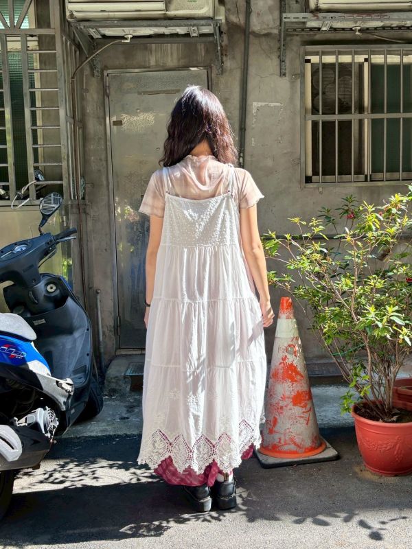 裙擺雕花刺繡仿木釦細肩吊帶洋裝 