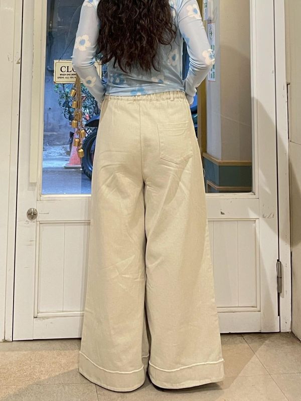 造型打摺抽鬚車線後鬆緊牛仔寬褲 