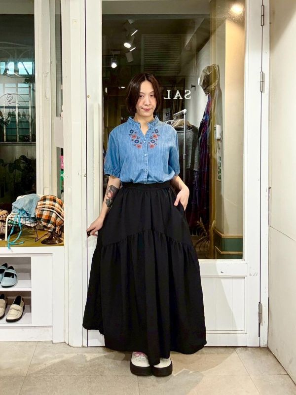 V領木耳邊刺繡牛仔襯衫 