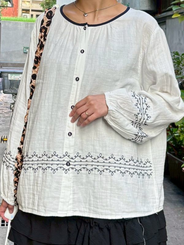 藍色領滾邊袖子下擺捲捲刺繡布釦棉質長袖上衣 