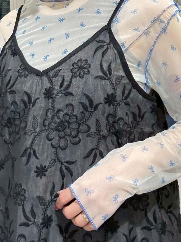 黑色滿版刺繡花下擺斜拼接花瓣邊吊帶背心 