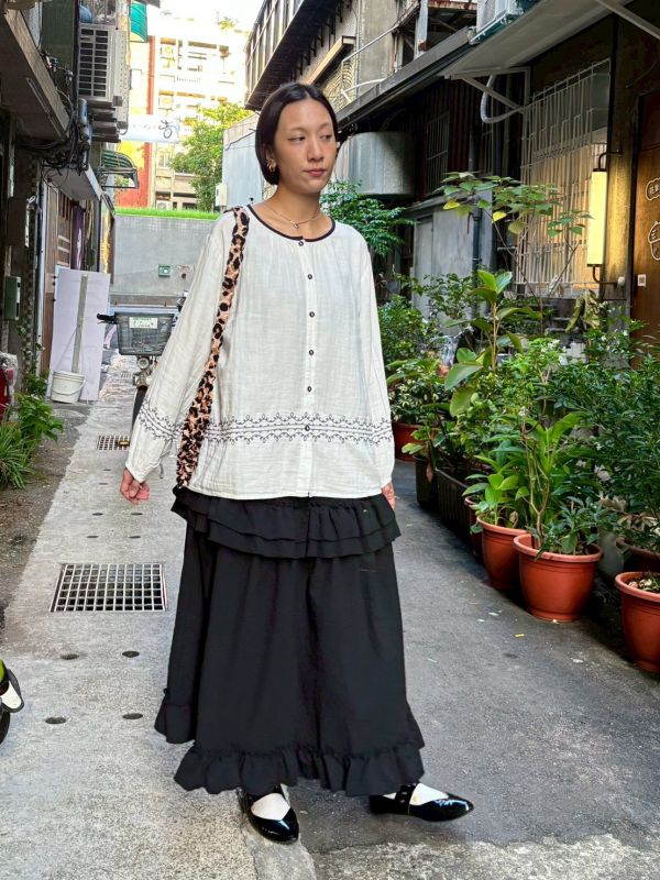 藍色領滾邊袖子下擺捲捲刺繡布釦棉質長袖上衣 