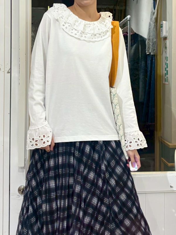 白色鏤空刺繡上層荷葉領喇叭袖上衣 