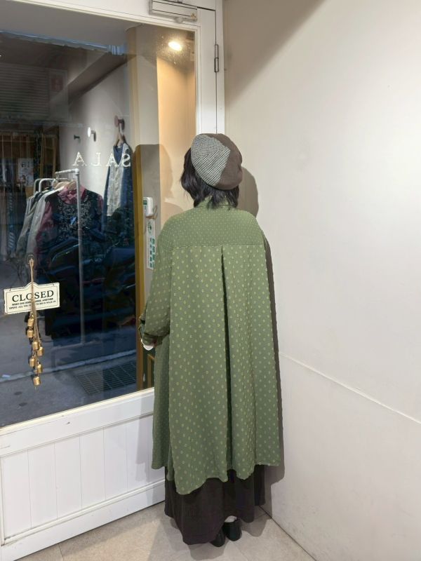 草綠色圓點立體刺繡長袖洋裝 