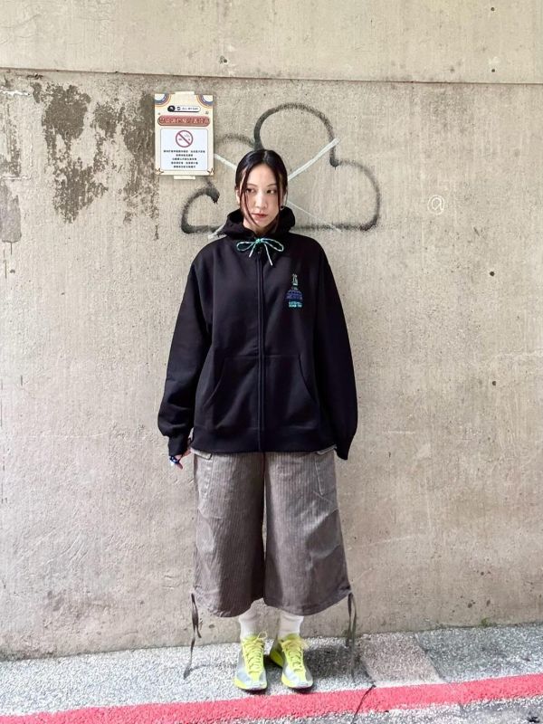 撞色抽繩大印花黑色帽踢外套 