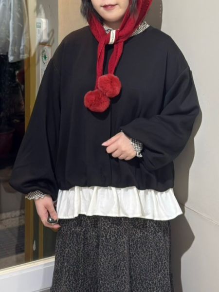 泡泡袖鬆緊袖口荷葉邊拼接下擺長袖上衣 