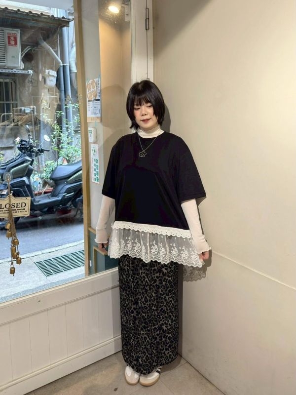 下擺蕾絲拼接短袖上衣 