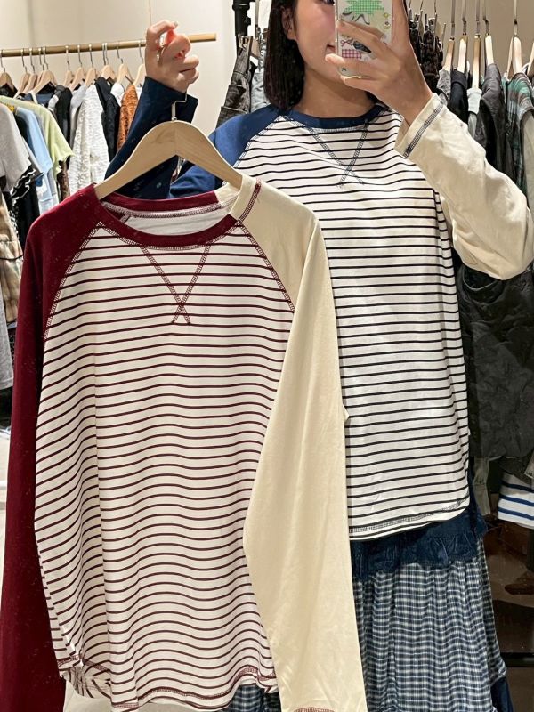 反車線側開衩圓弧下擺撞色拼接袖條紋上衣 