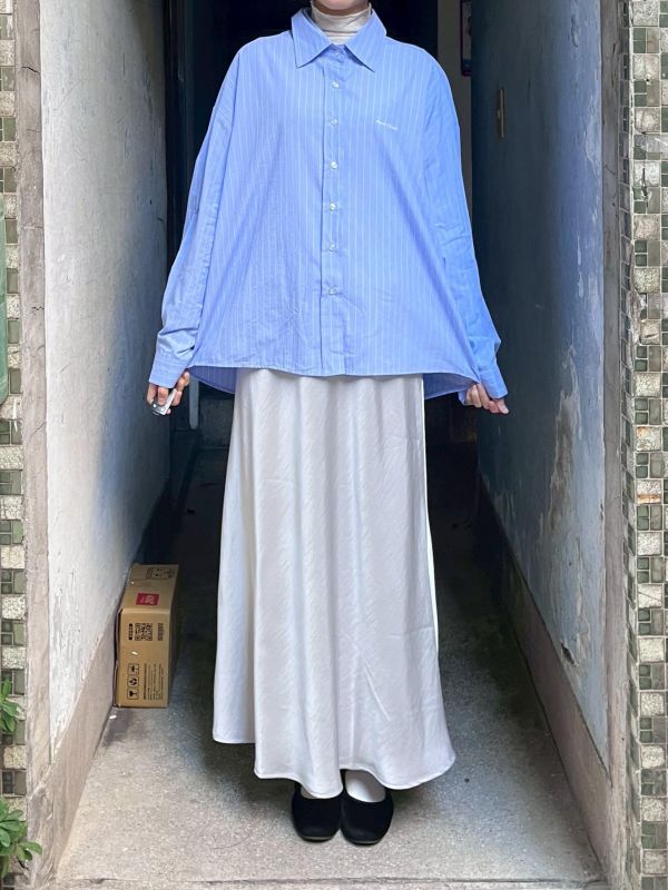 前短後長直條紋字母刺繡長袖襯衫 