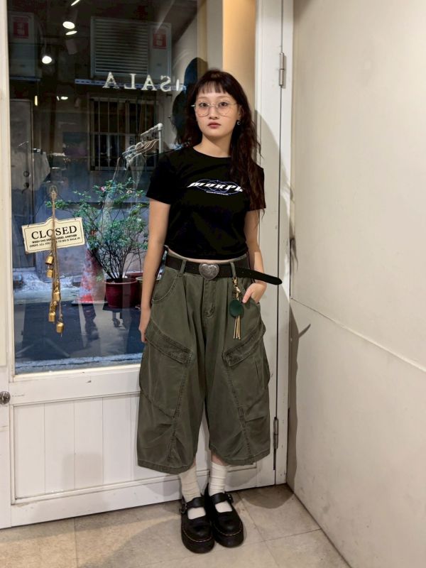 流蘇軍綠工裝感斜口袋八分褲 