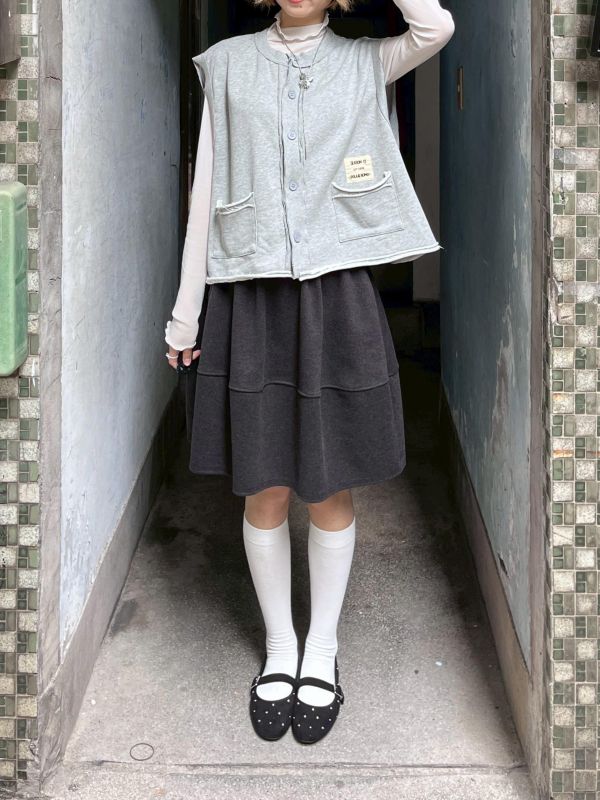 不收邊刺繡小標排扣背心 