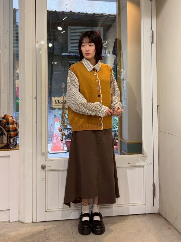 針織彩色扣波紋造型背心 