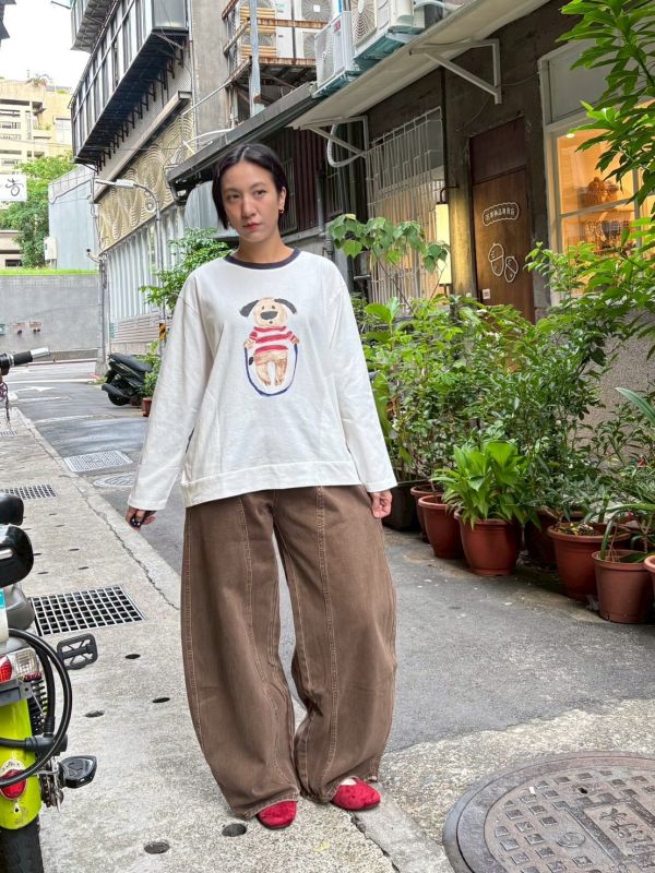 巧克力色刷白拼接車縫彎刀褲 