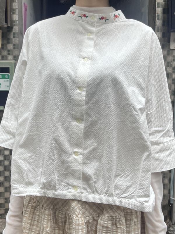 花朵刺繡立領織紋五分袖襯衫 
