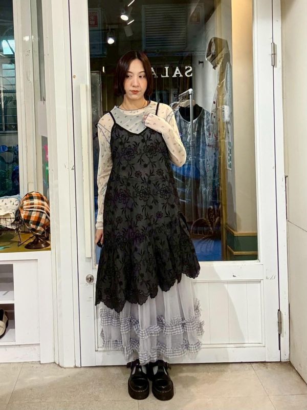 黑色滿版刺繡花下擺斜拼接花瓣邊吊帶背心 