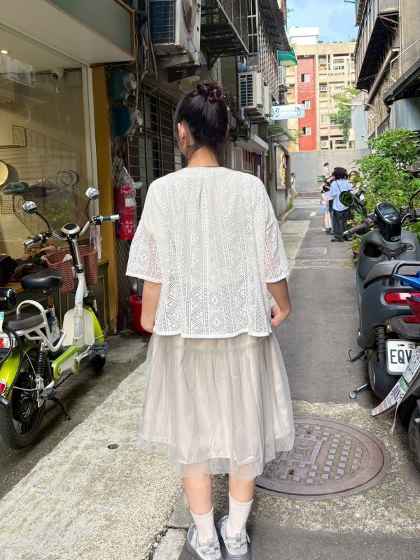 圖騰鏤空喇叭袖亨利領上衣 