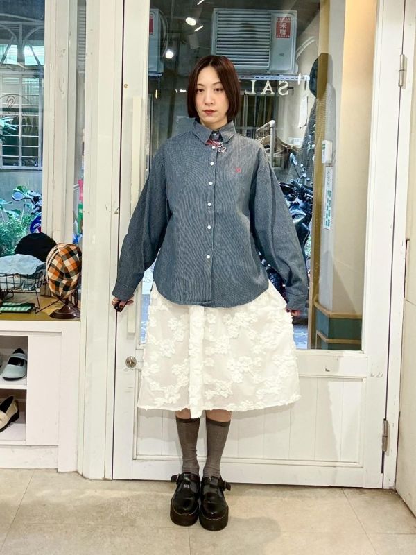 白色滿版立體花及膝裙 