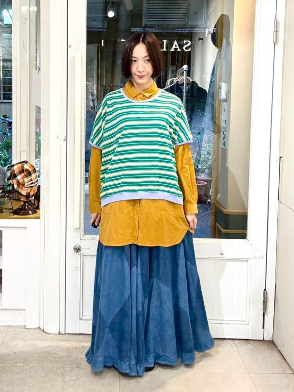 綠色條紋藍色滾邊落肩短板上衣 