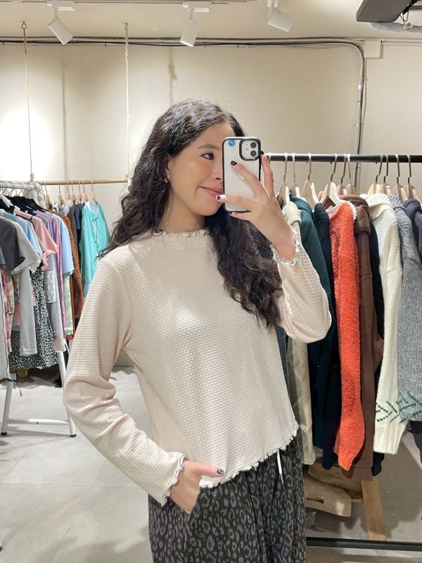 撞色木耳滾邊高領抓皺立體針織紋長袖上衣 