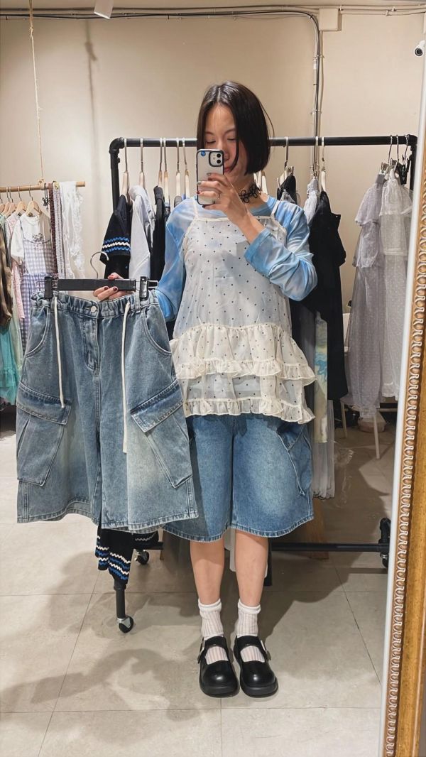 斜翻開立體大口袋白色綁帶五分牛仔寬褲 