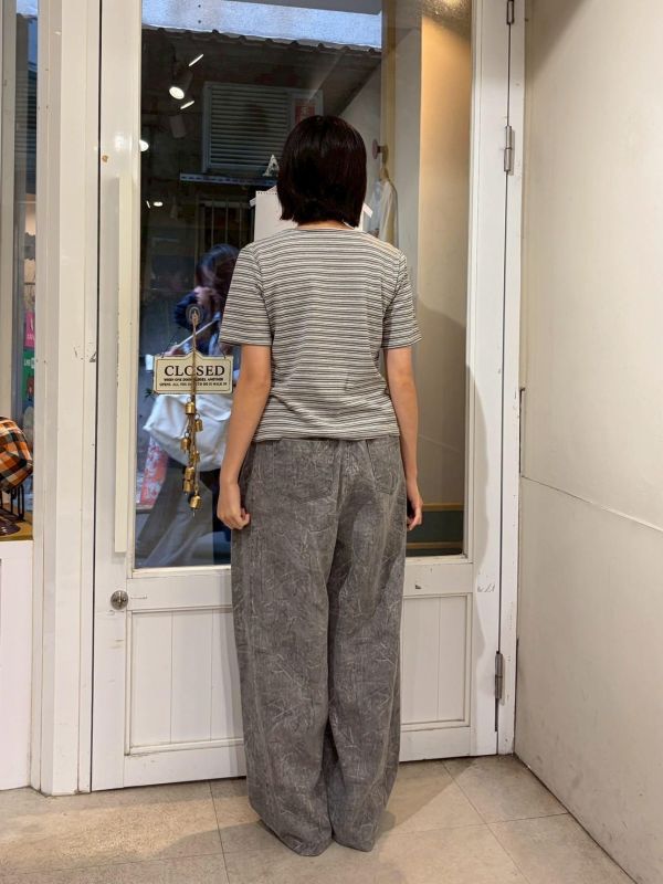 撞色橫紋胸前銀標上衣 