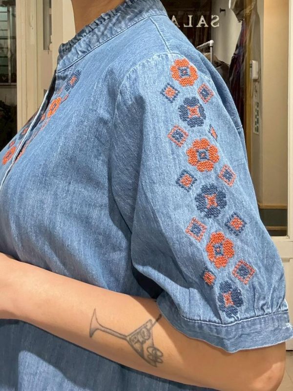 V領木耳邊刺繡牛仔襯衫 