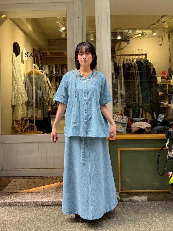 刺繡打小花胸前褶軟牛仔料上衣 