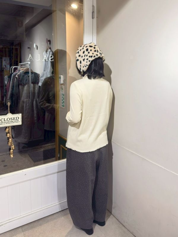 蕾絲撞色雙滾邊直條壓紋上衣 