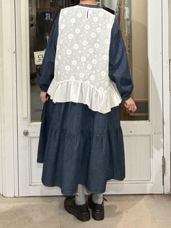 白色滿版刺繡花下擺弧度抓皺拼接背心 