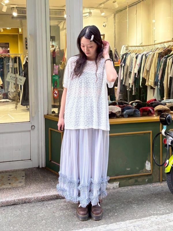 刺繡立體小花蕾絲透膚上衣 