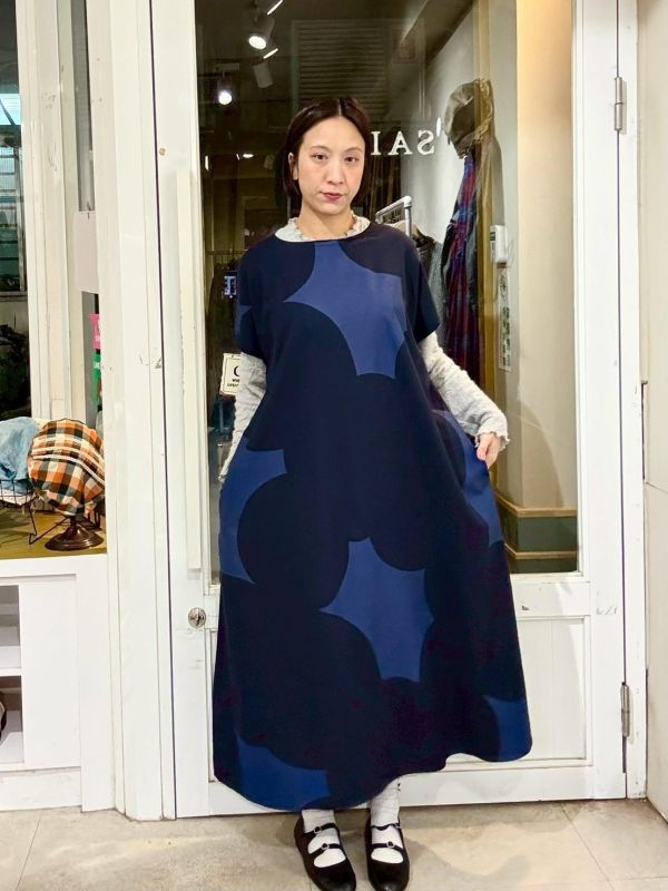 藍色色塊圓領長版洋裝 
