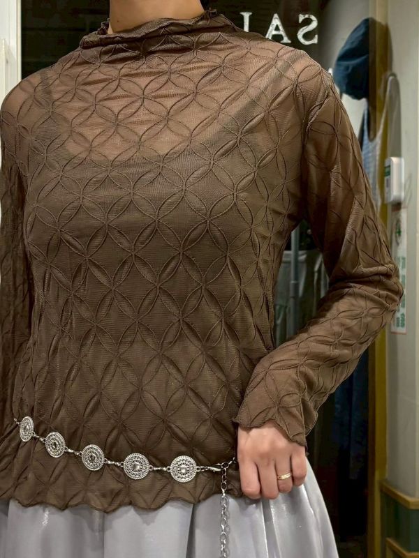 滿版立體窗花紋微高領透膚上衣 