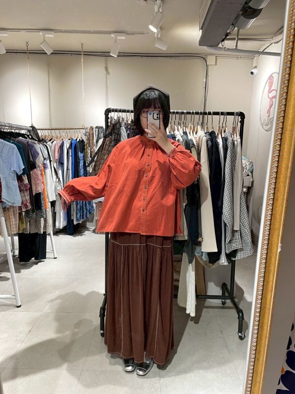 橘紅領口抓皺蕾絲拼接泡泡袖襯衫 