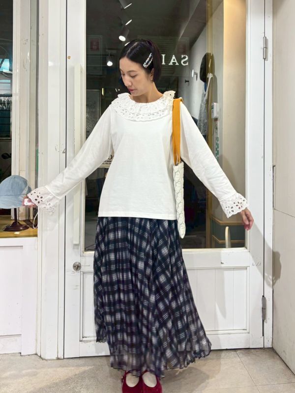 白色鏤空刺繡上層荷葉領喇叭袖上衣 