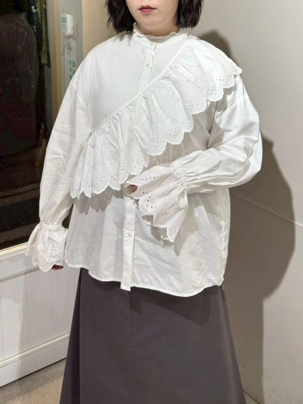 鏤空花瓣袖圓領襯衫附領片 