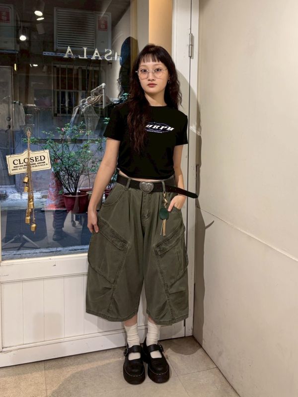 流蘇軍綠工裝感斜口袋八分褲 